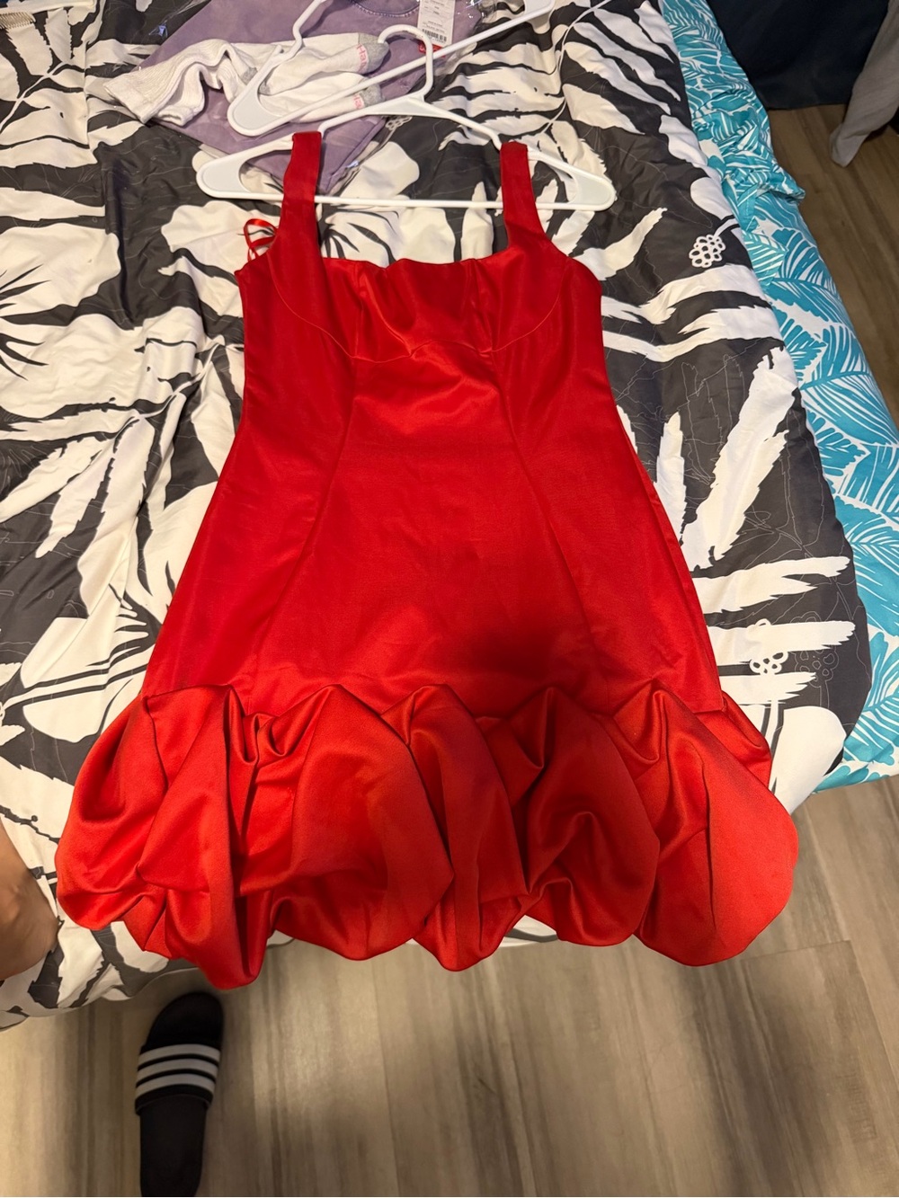 Elegant Red Ruffle-Hem Bodycon Dress - Picture 2 of 2